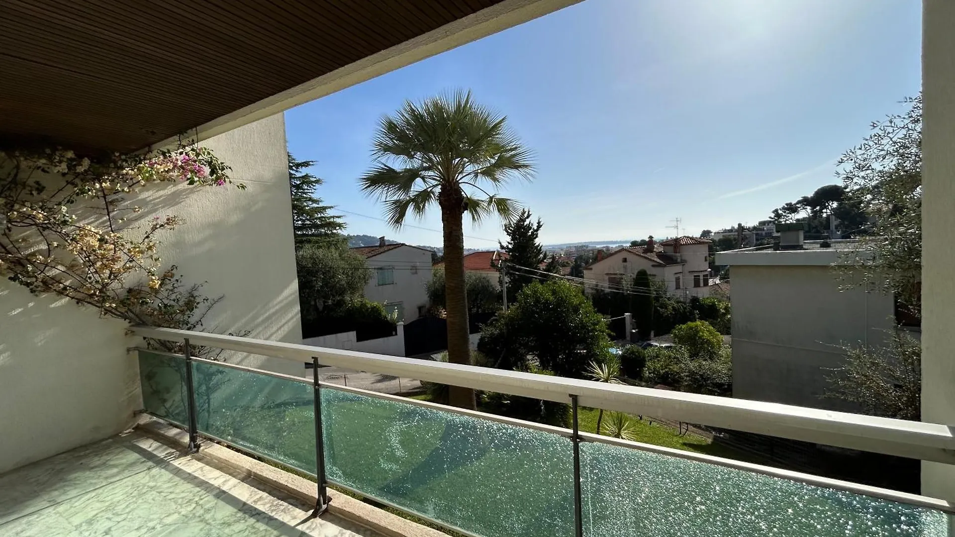 Sea View Flat With Car Park Boarder Cannes Le Cannet